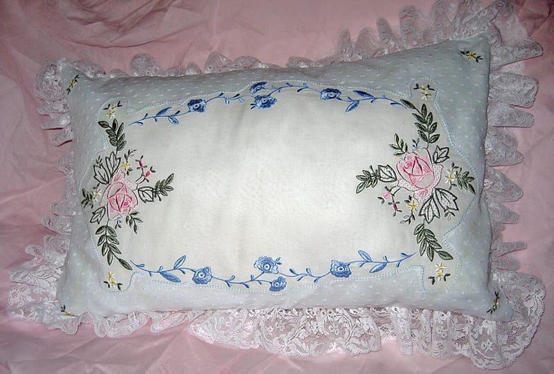 Project: Roses Pillow with Wing Needle Work (May 2013 IEC Bonus Designs)